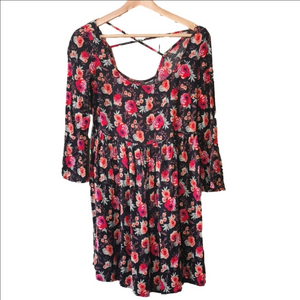 Super flirty ditzy floral mini dress. Size XS